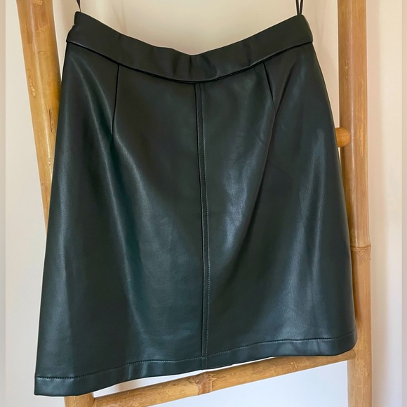 NWT French Connection  “Crolenda” faux leather skirt size 2 in dark green - Picture 1 of 4